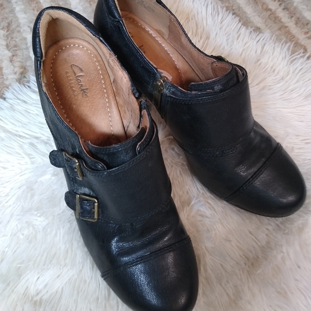 Clarks artisan black buckle boots